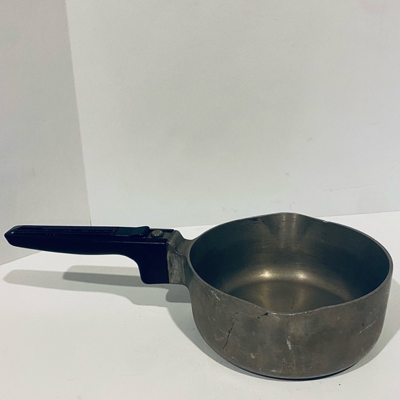 Vintage Mangalite Wagner Ware Sauce Pot USA 1L 1Q with Spouts - Picture 3 of 8